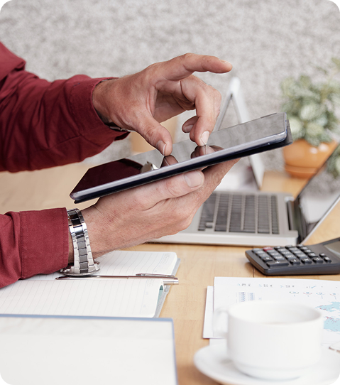 HR professional managing reliable payroll software system to ensure accurate employee payouts
